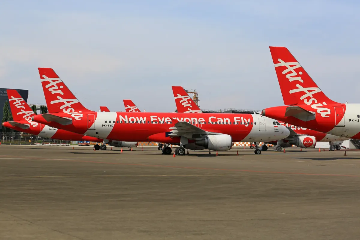 多架AirAsia飛機停放在機場跑道上，展示航空旅遊。