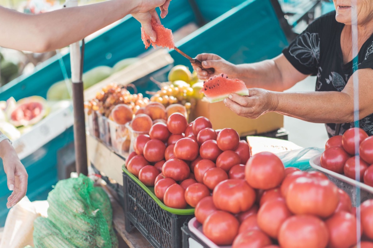 Transaction dans une échoppe de marché