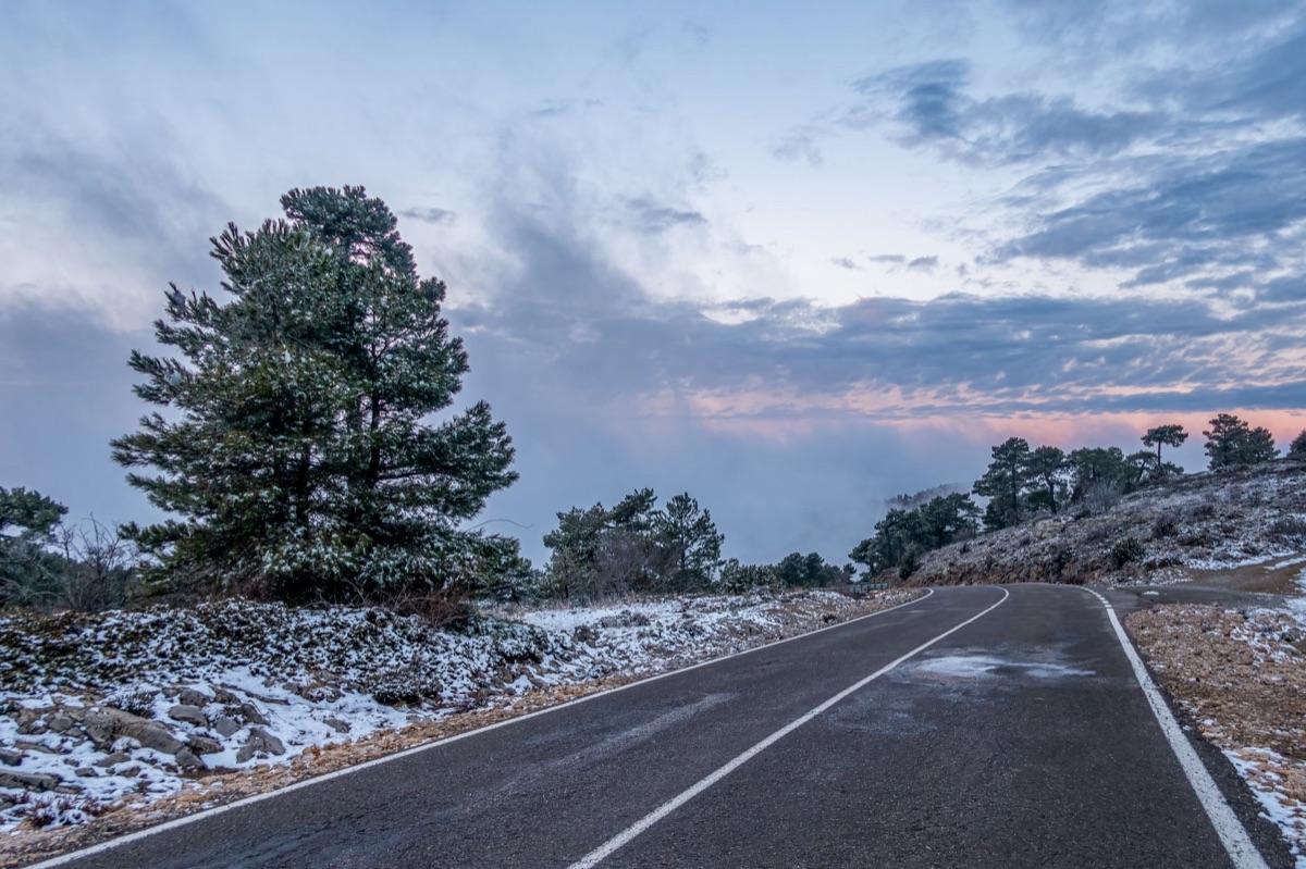 Paisaje montañoso español en invierno
