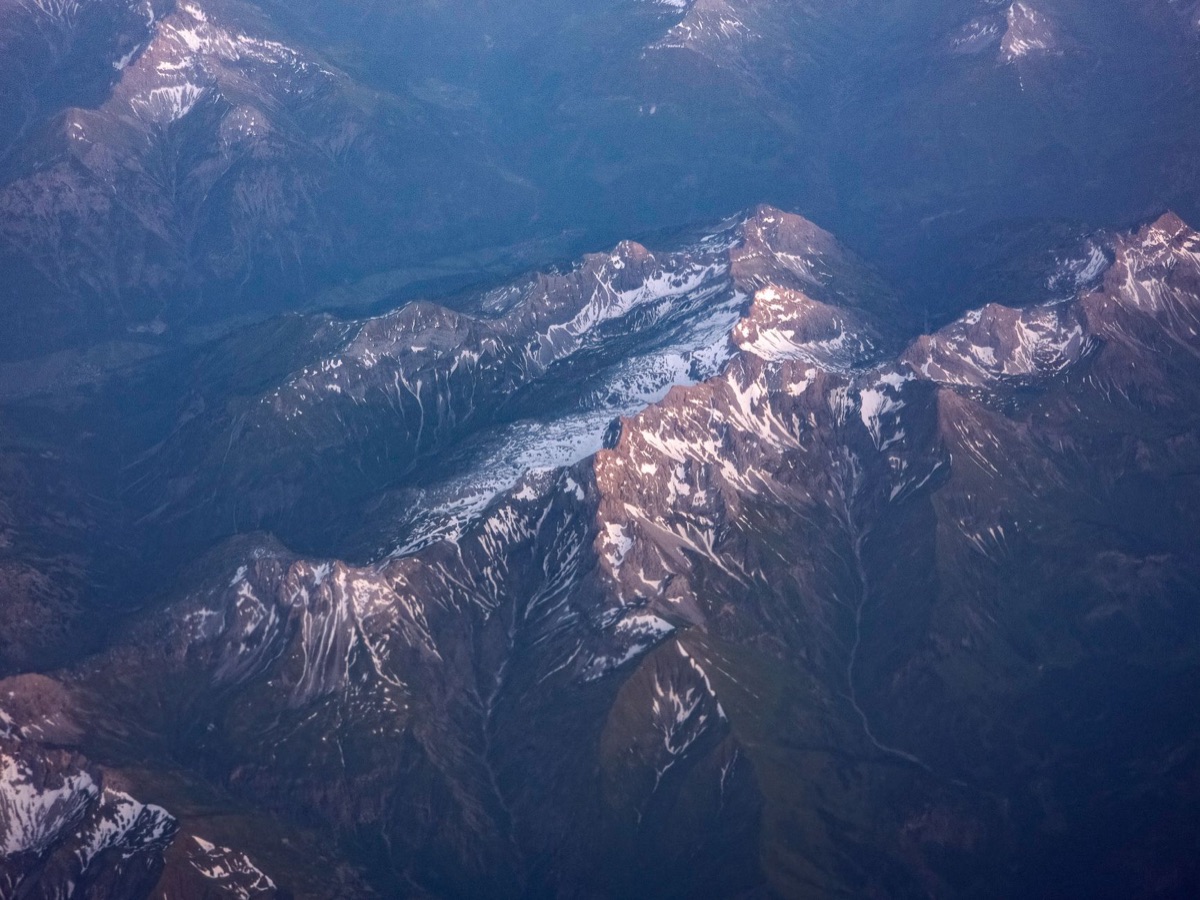 Paysage enneigé des montagnes européennes depuis la fenêtre d'un train