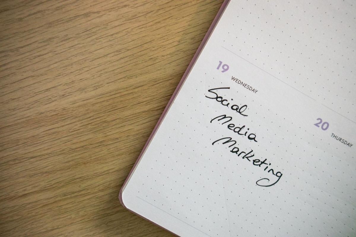 Gros plan sur un bon de voyage physique avec une date d'expiration manuscrite en rouge