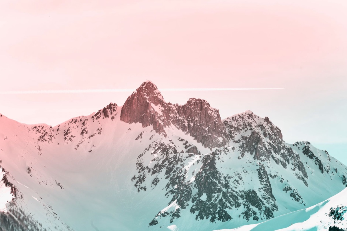 montanha nevada com cupom de viagem