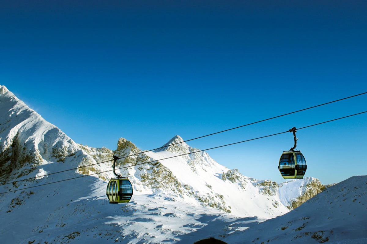 雪中山峰與空中纜車