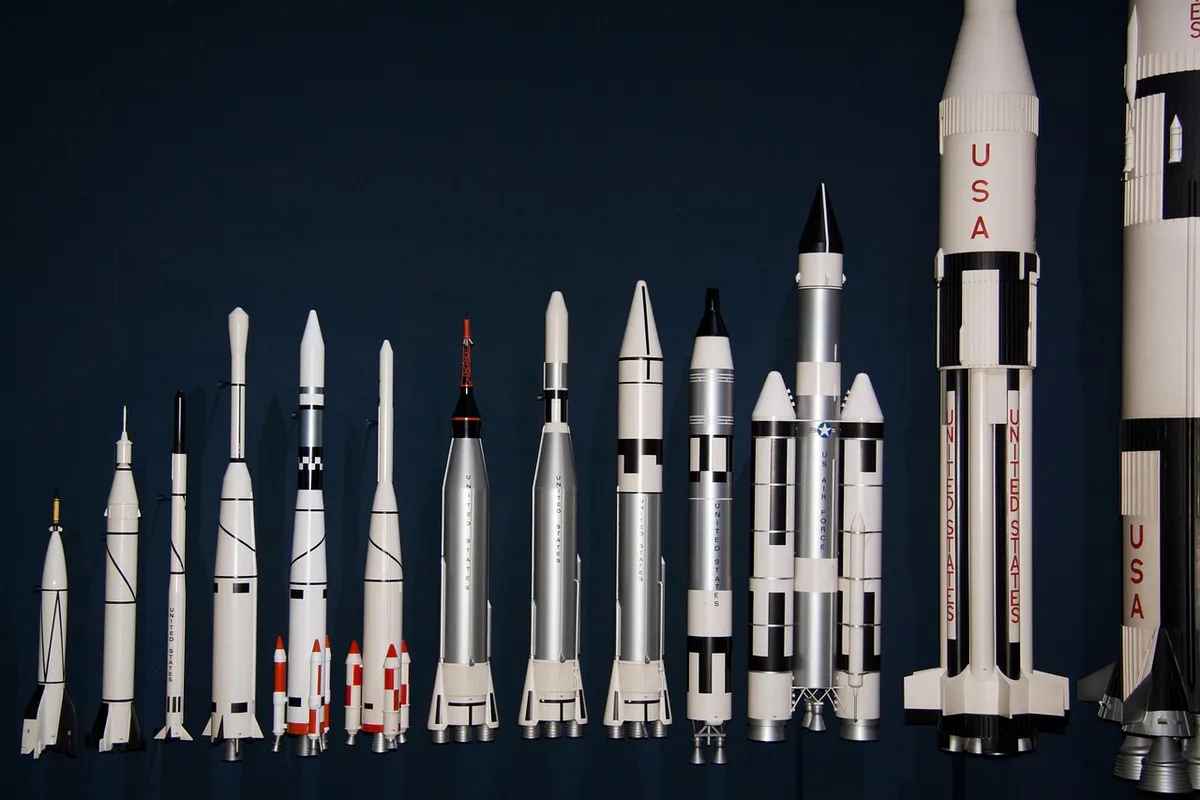 戦争の収穫であるバンパー、アメリカ人のロケット、サイズ比較、技術、サターンV、3段階のロケット、アポロ計画、米国、ナサ、モデル、サターンV、サターン