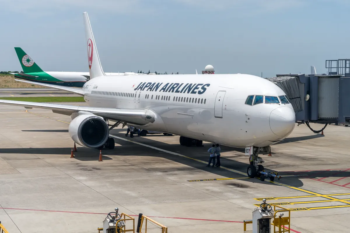 日本航空の飛行機が台湾の桃園市にあるゲートに停めており、乗客の登場を待っています。
