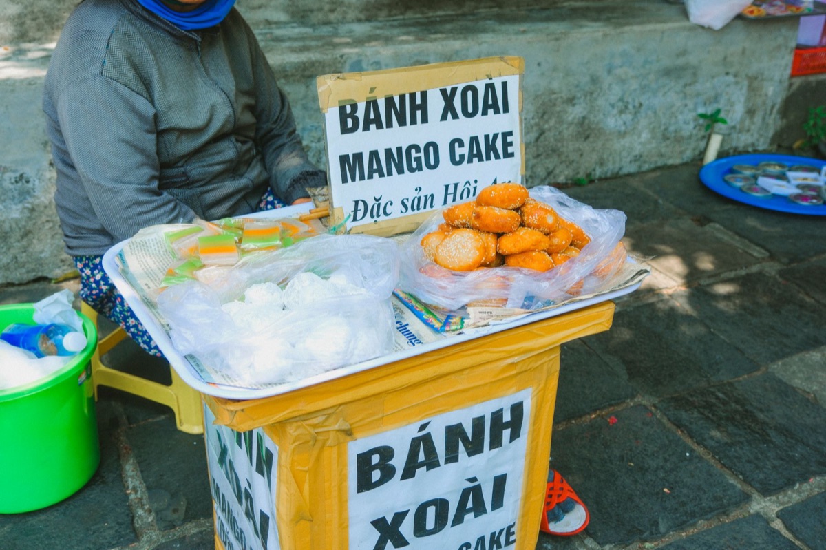 Comida típica vietnamita en las calles de Hoi An