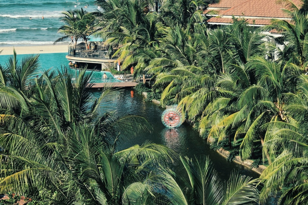 Piscine de luxe d'un complexe hôtelier à la plage de My Khe