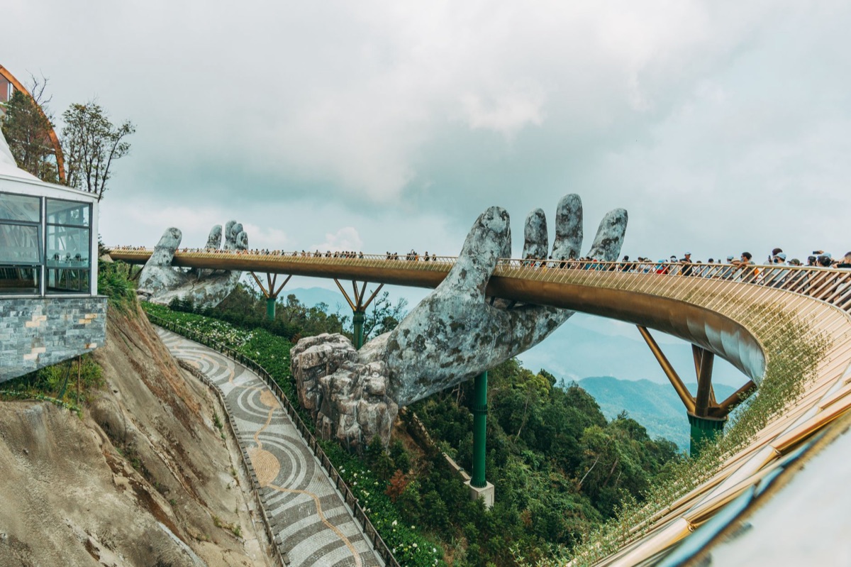 De beroemde Gouden Brug in Ba Na Hills, Vietnam