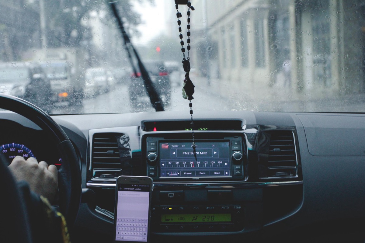Een smartphone met een taxi-app voor lokaal vervoer
